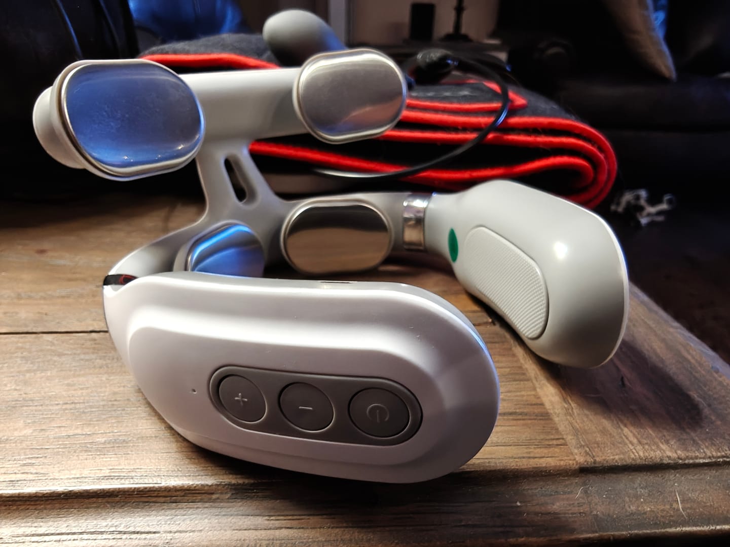 Kundrecension – massageapparat för nacke som lindrar muskelspänningar och huvudvärk genom värme, EMS och blodcirkulation.