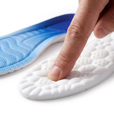 Närbild på fotvalvsstöd och hälkudde, finger trycker på det mjuka materialet