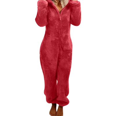 Kvinna i röd fleece jumpsuit med huva