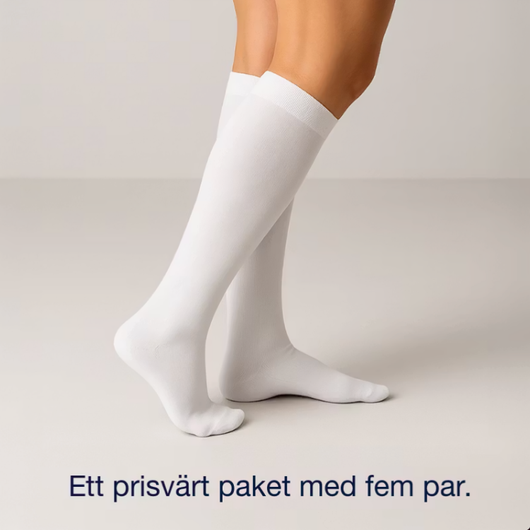 Vita knähöga kompressionsstrumpor på ben med texten "Ett prisvärt paket med fem par"
