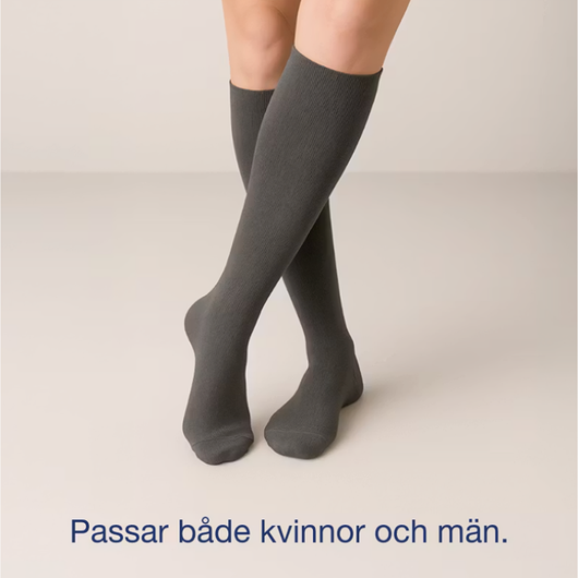Grå knähöga kompressionsstrumpor på ben med texten "Passar både kvinnor och män"