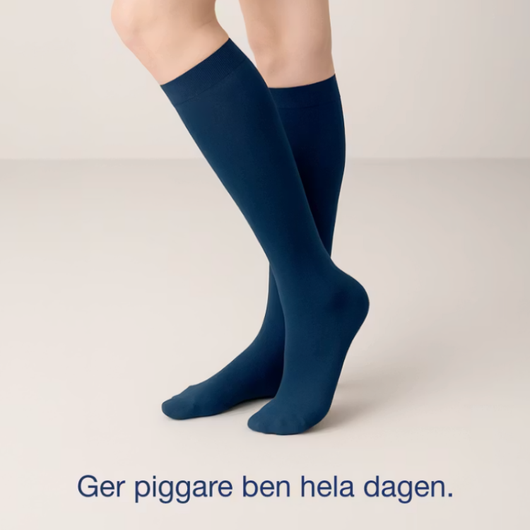 Mörkblå knähöga kompressionsstrumpor på ben med texten "Ger piggare ben hela dagen"