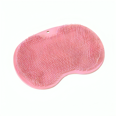 Rosa silikonskrubbmatta med blandade långa och korta mjuka borstar i njurform, produktbild mot vit bakgrund