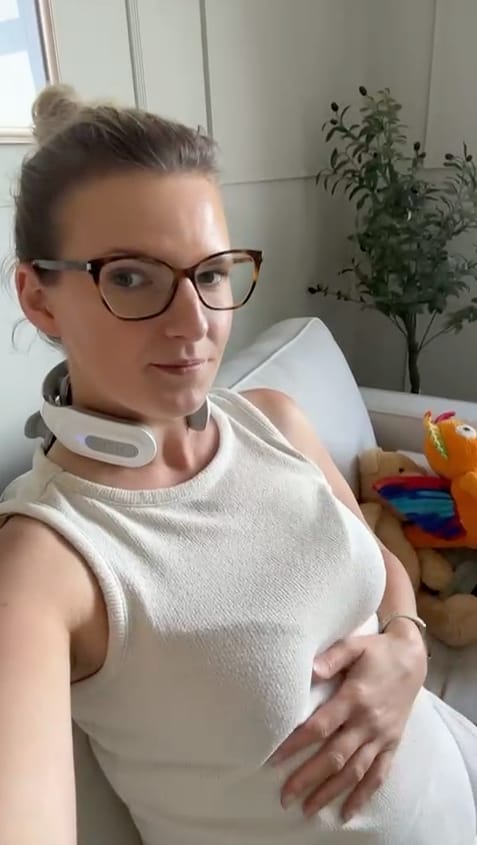 Kvinna använder nackmassageapparat mot nacksmärta och spända muskler – effektiv lindring med värme och impulsmassage.