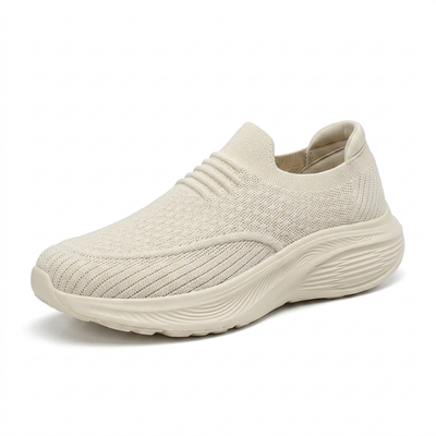 Beige slip-on komfortsko unisex med stötdämpande tjock sula och stretchigt sticktyg mot vit bakgrund
