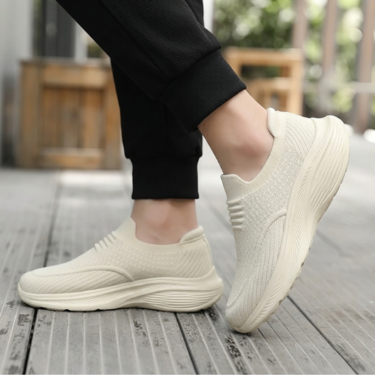 Beige slip-on komfortskor unisex burna utomhus på trädäck med svarta mjukisbyxor