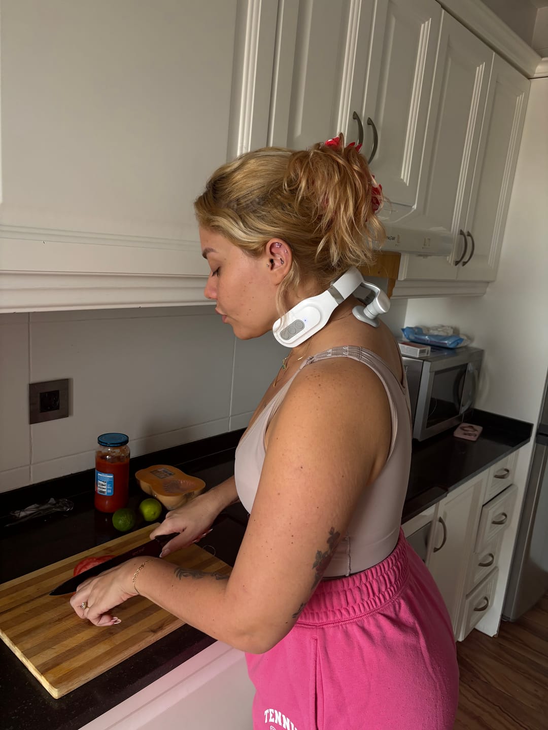 Nackmassage hemma i vardagen med elektrisk massageapparat – lindrar stel nacke, förbättrar blodcirkulation och minskar muskelspänningar.