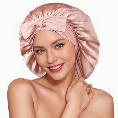 Kvinna ler och bär en rosa satin bonnet med rosettdetalj framtill