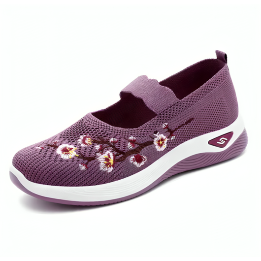 Damsko i lila mesh med broderat blomstermönster och elastisk rem, lila kontrastsula, mot vit bakgrund