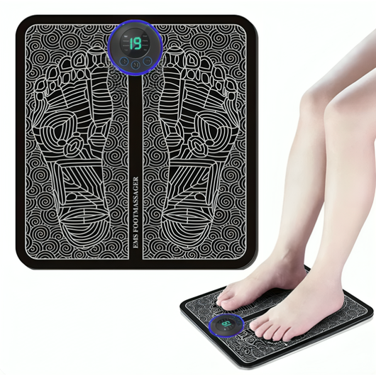 Elektrisk fotmassagematta med EMS – svart massagematta med digital display och 19 intensitetsnivåer, visas med fötter placerade på mattan