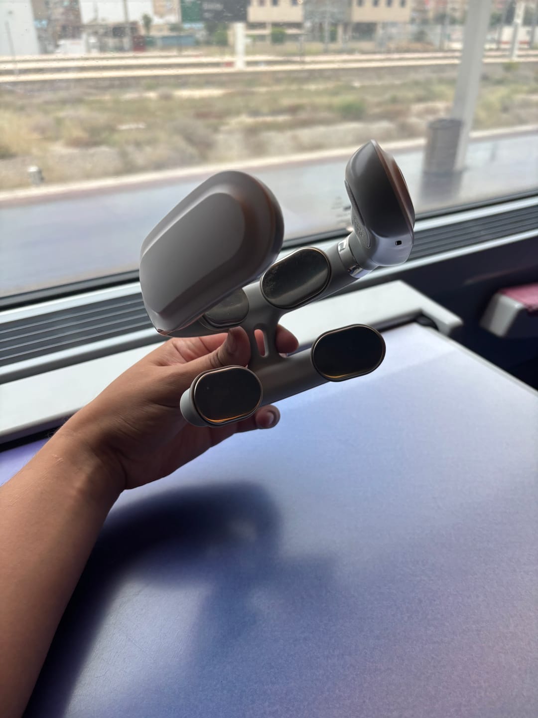 Kundrecension – massageapparat för nacke som lindrar muskelspänningar och huvudvärk genom värme, EMS och blodcirkulation.