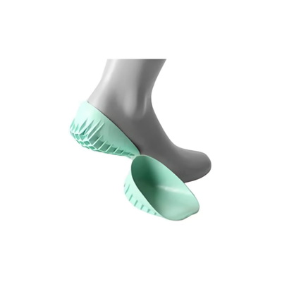 Illustration av fot som placerar mintgrön hälkopp i skon, visar anatomisk passform under hälen
