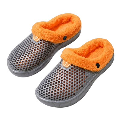 Varmfodrade innetofflor i grått med perforerat skal och orange fleecefoder, mot vit bakgrund
