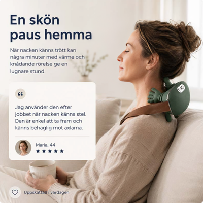 Kvinna som slappnar av i soffa med grön elektrisk nackmassager runt nacken – kundrecension från Maria, 44 år