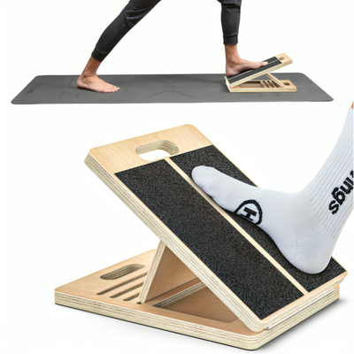 Kollage som visar person i utfallssteg bredvid stretchbrädan på en yogamatta samt närbild på fot i strumpa placerad på bräddan