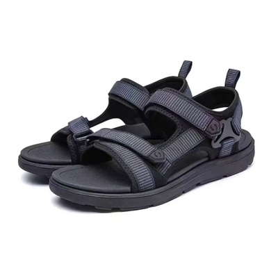 Produktbild av stötdämpande sandaler i mörkblå och svart med ribbade nylonremmar och svart tjock sula, mot vit bakgrund