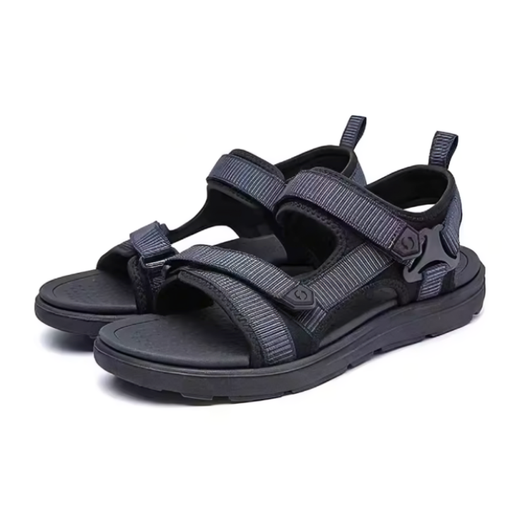 Produktbild av stötdämpande sandaler i mörkblå och svart med ribbade nylonremmar och svart tjock sula, mot vit bakgrund
