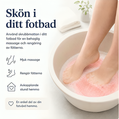 Rosa skrubbmatta i fotbad med skummande vatten. Ger mjuk massage, rengör fötterna och skapar en avkopplande stund hemma – en enkel del av din fotvård.
